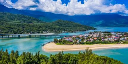 Bãi Biển Lăng Cô - Viên Ngọc Xanh Ẩn Mình Bên Đèo Hải Vân