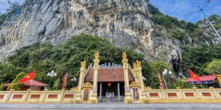 Núi Bài Thơ - Ngắn Trọn Khung Cảnh Hùng Vĩ Của Vịnh Hạ Long